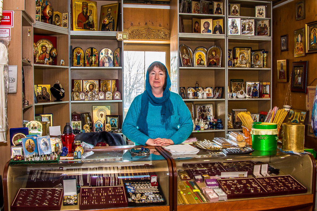 Добрая прихожанка, работник в церковной лавке