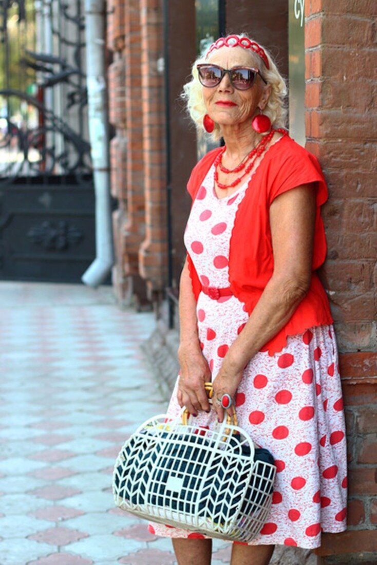 Пожилая тетенька. Модная одежда для бабушек. Модные старушки. Модная бабушка. Модная Старая женщина.