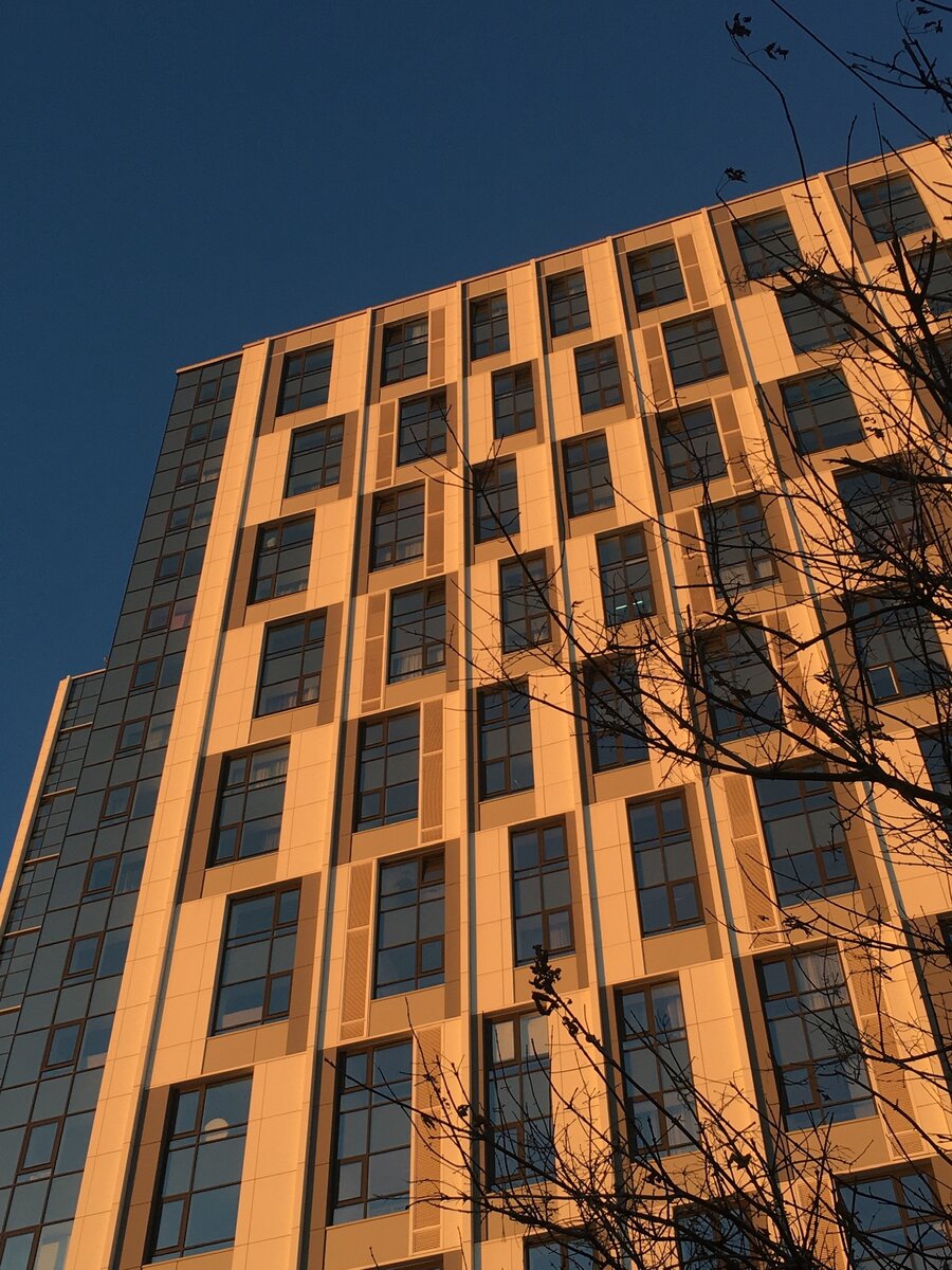 Ненавязчиво гуляя по улицам, можно понаблюдать, как хрущёвки и сталинки начали превращаться в дома, подобные европейским 