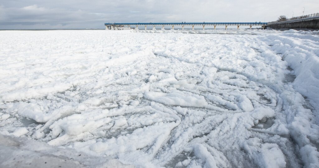 замерзшее побережье города Зеленоградск