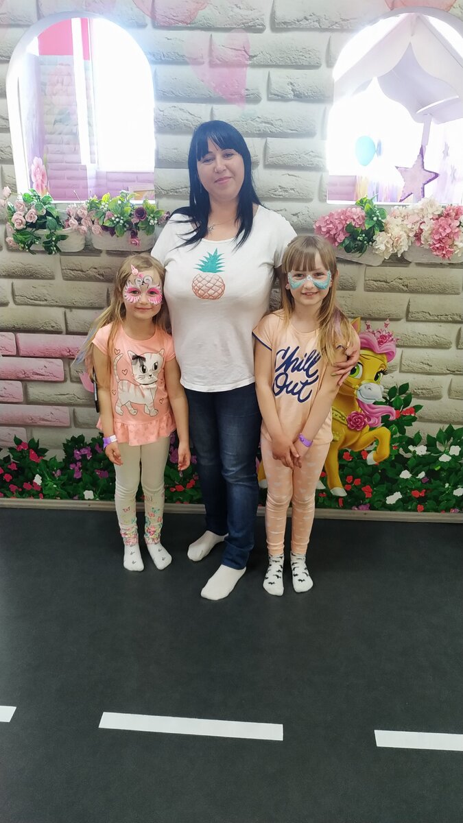 Фото автора личные с дочками.