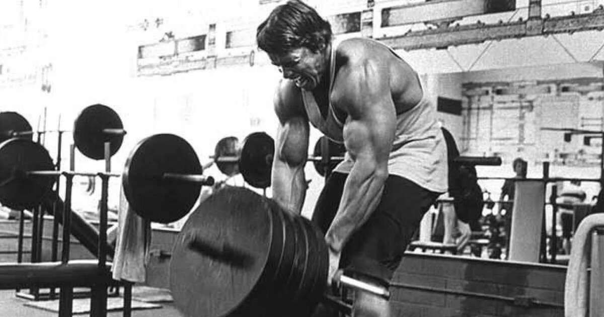 Многие видели как криво держит спину Арнольд, но мышечный корсет спасал его позвоночник, поэтому ему это сходило с рук