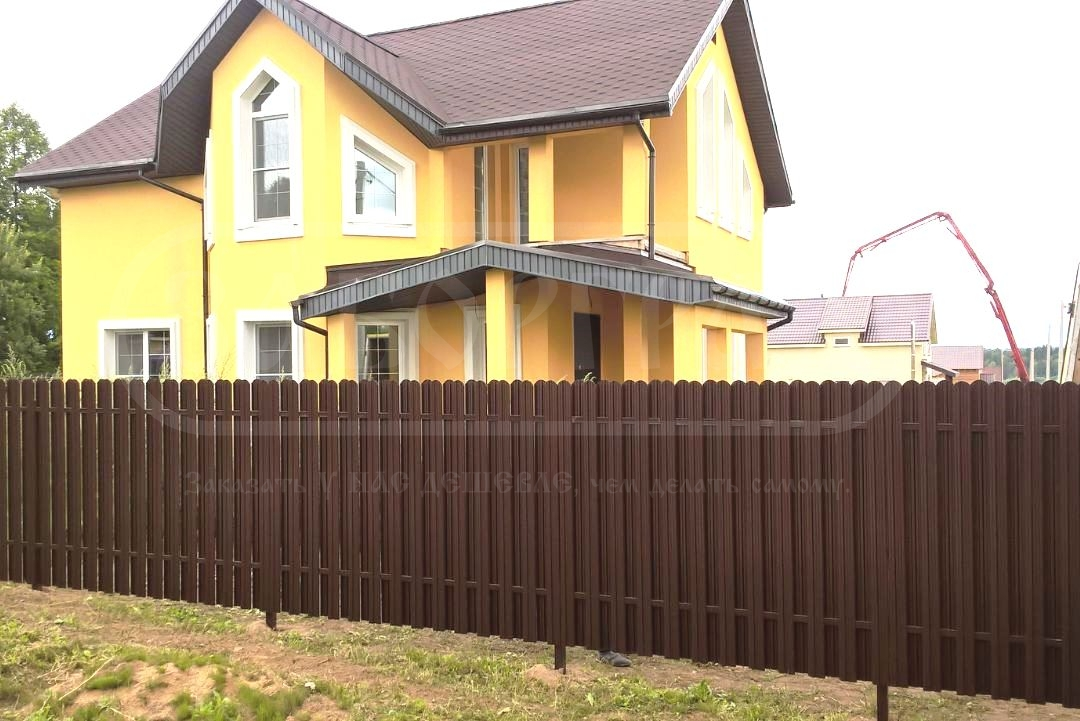 Заборград из профнастила. Евроштакетник. Откатные ворота волжский. Заборград заборы. Заборград.