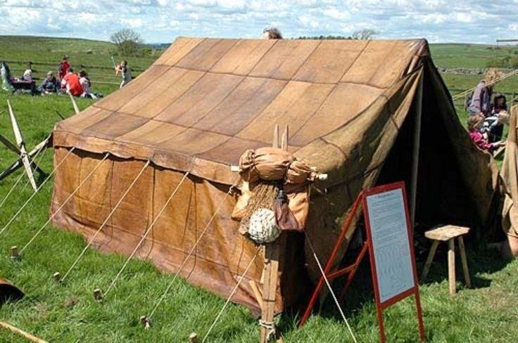 Современная реплика древнеримской палатки, в которой жили контуберналии