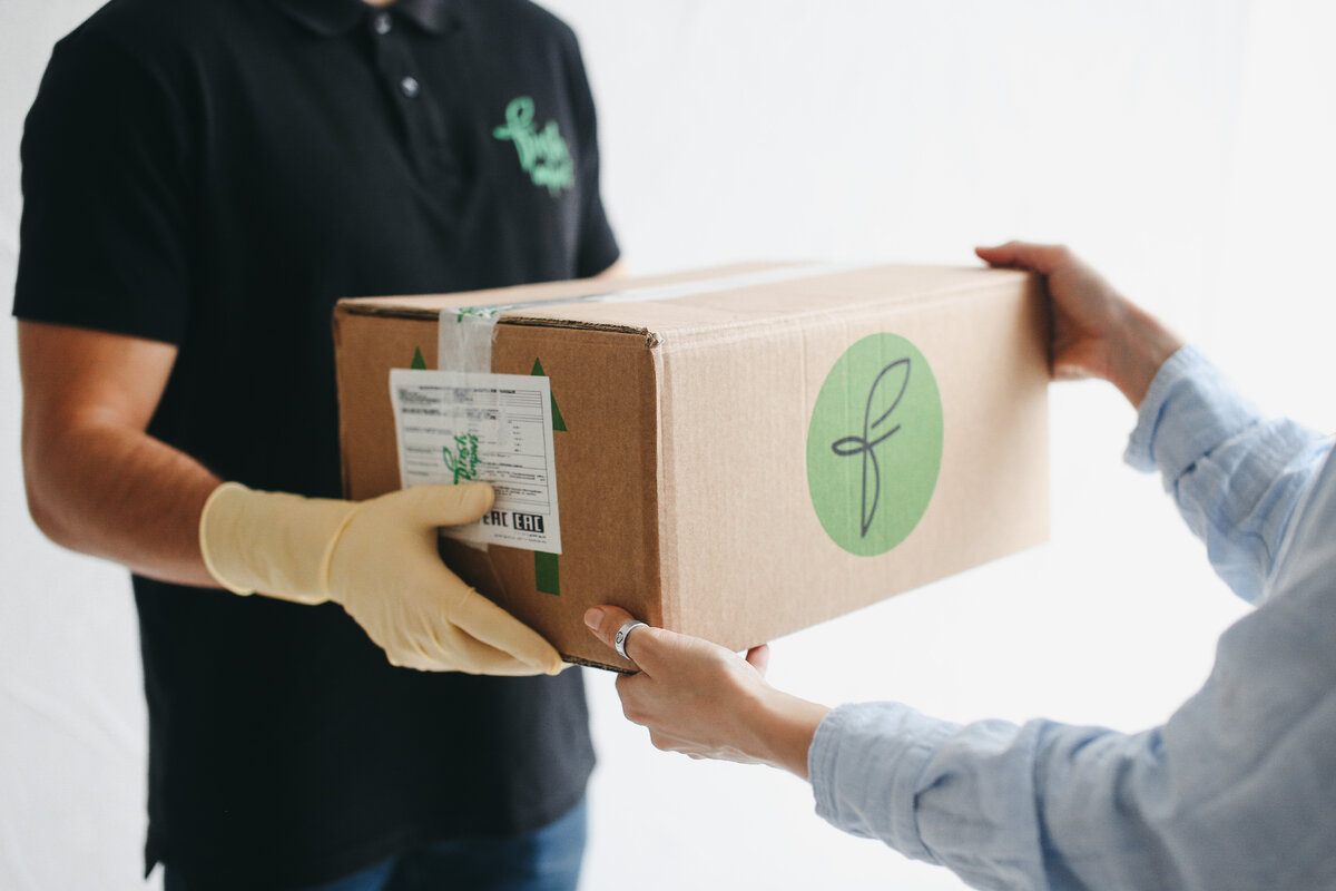 Плотный выносливый картон служит многоразовой тарой для чего угодно