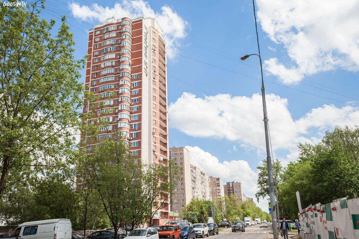 Кантемировская улица. Справа - забор вокруг стартовой площадки.