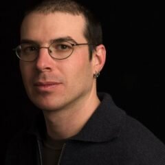 Американский фантаст Паоло Бачигалупи начинал как эко-журналист. Теперь он пишет рассказы и романы, большая часть которых посвящены тем же проблемам, что и его статьи.