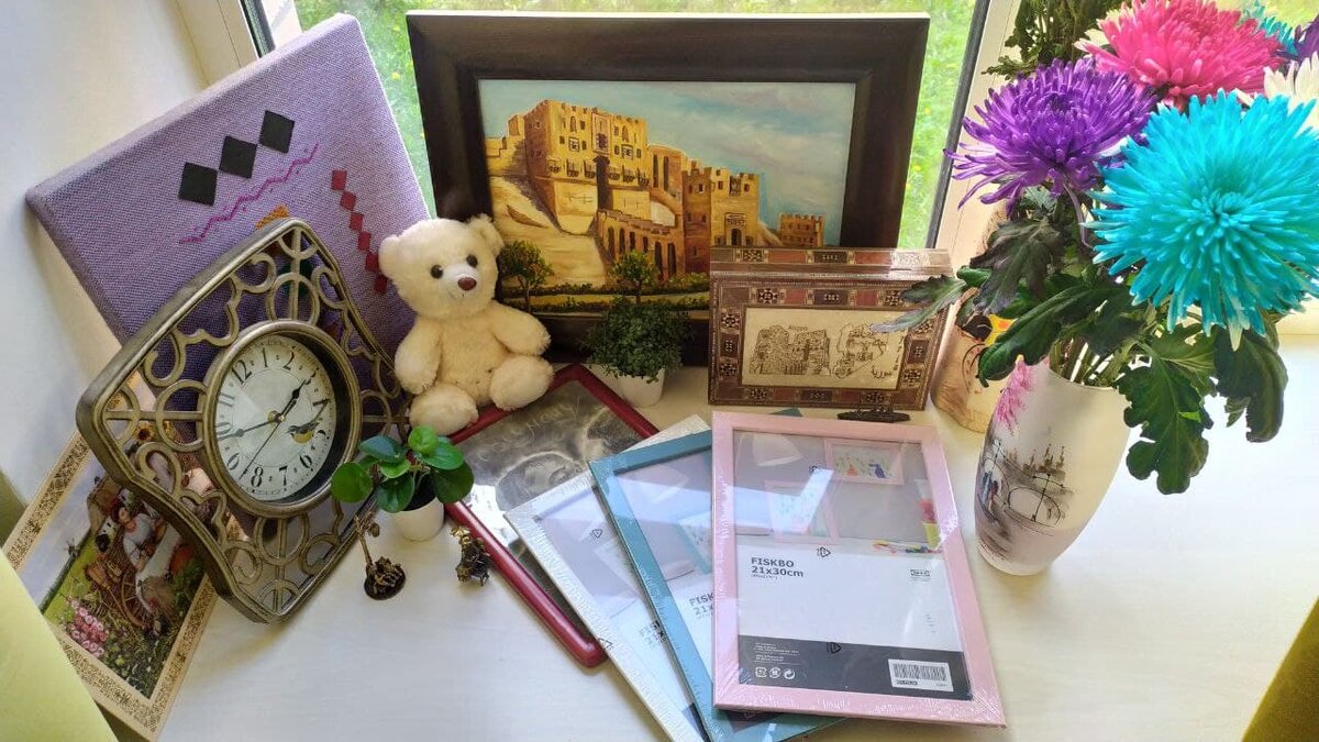 Вот так на подоконнике я разложила то, что нашла за 5 минут прогулки по собственному жилищу