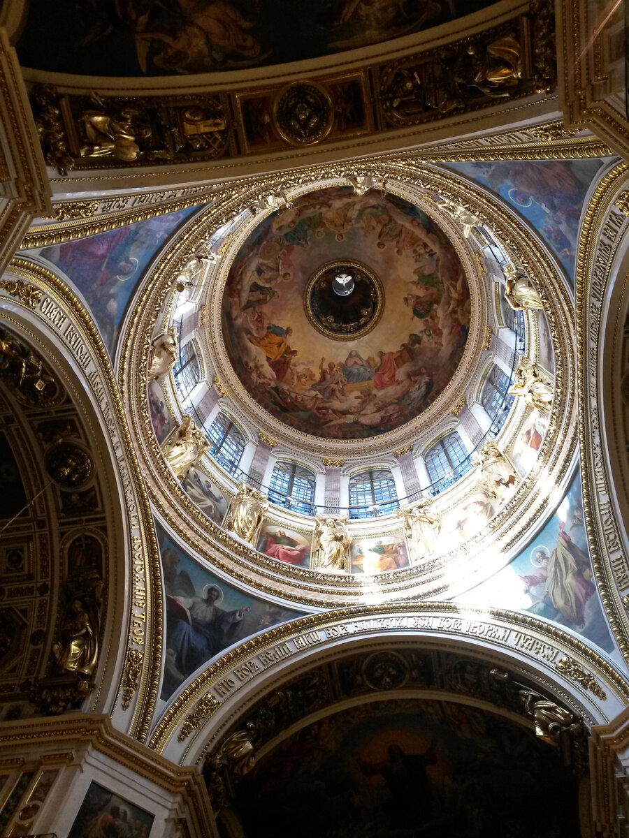 Фото автора. Голубь в куполе прекрасного Исаакиевского Собора.