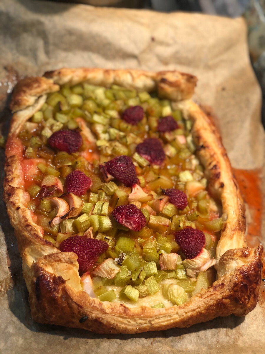 Готовый пирог с ревенем