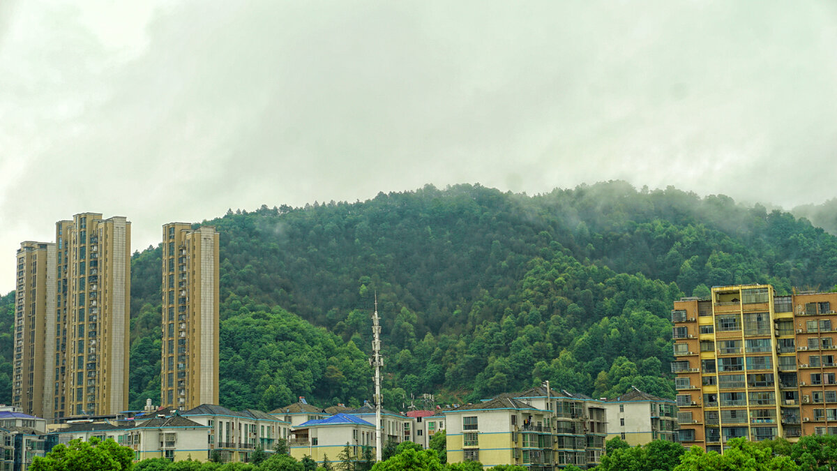 Город итак в горах, облака часто плавают достаточно низко