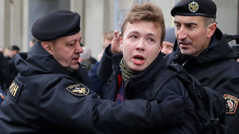 Фото из интернета. Вспомнилась фраза из видео Шария о юном "активисте-патриоте", который со своей "стаей" напал на журналиста, а потом, когда его навестили спортивные ребята, кричал в телефон: "Мама, вызывай ментов!" 