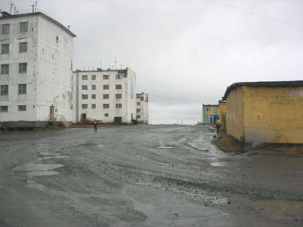 Улица Тикси-3 для отработки строевого шага роты КЭЧ