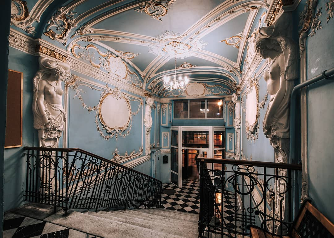 Подъезды в питере. Парадная дом 6. Голубая парадная в спб. Доходный дом ратькова-рожнова лестница. Особняк каншина кузнечный пер 6.