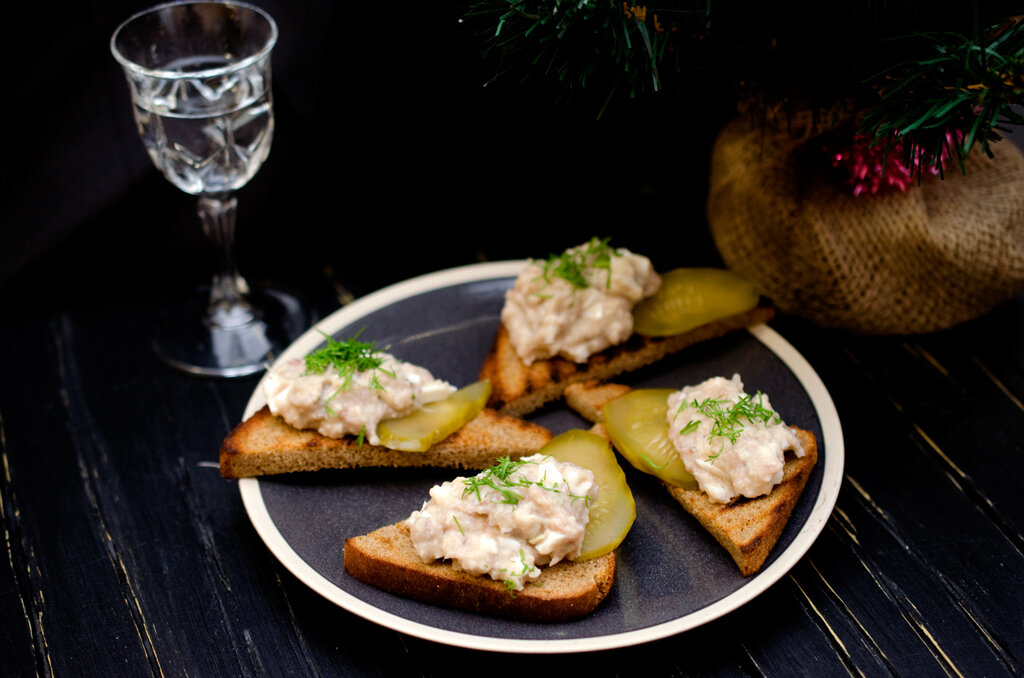 Бутерброды с Еврейской закуской. Закуска форшмак. Бутерброды с форшмаком. Еврейский бутерброд с селедкой. Форшмак с селедкой и яйцом