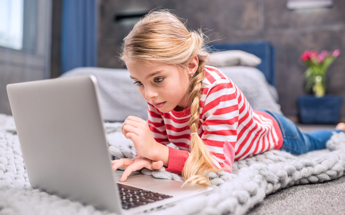 Семиклассница проходит курс в Яндекс.Учебнике. Источник: stock.adobe.com/ru