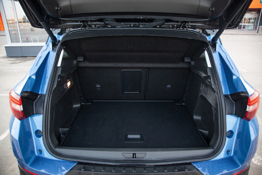 О том, как раскладываются сиденья в багажнике Opel Grandland X можно слагать песни - красиво, просторно, просто и, главное, удобно