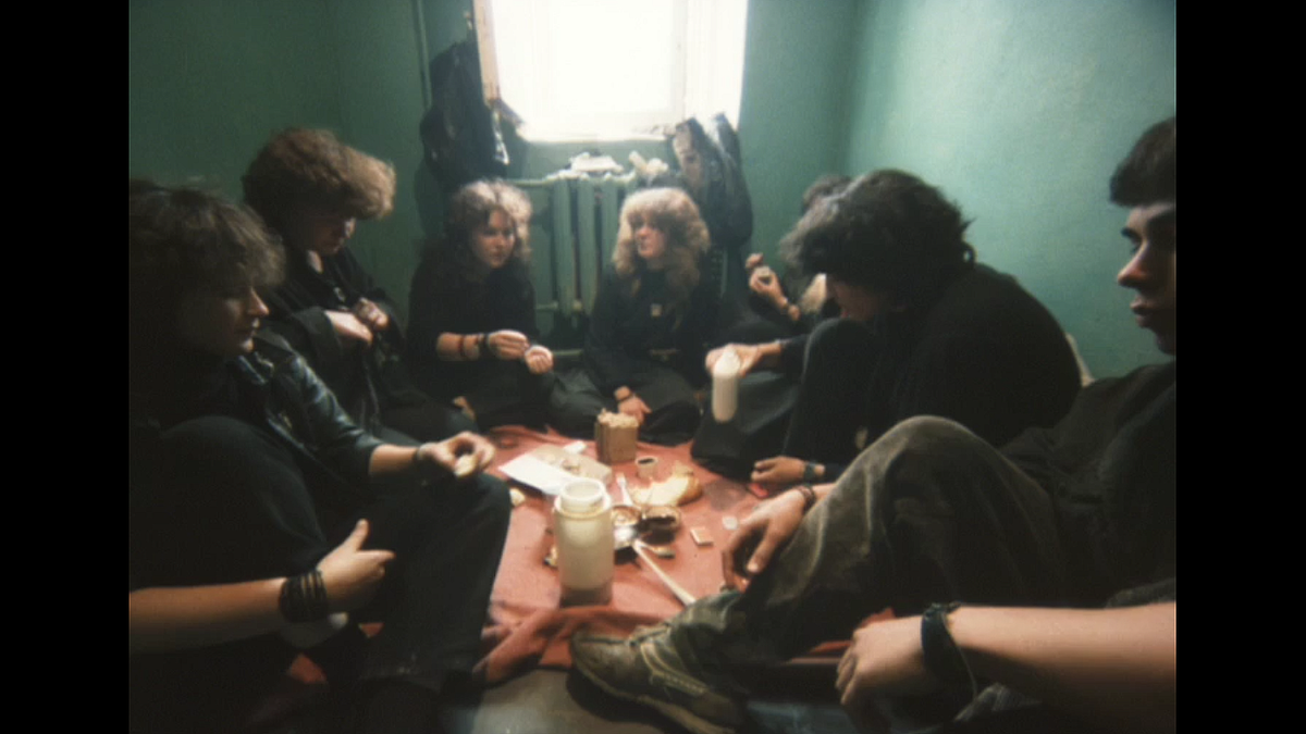 Поклонники, ночующие на Богословском кладбище. Кадр из фильма «Последний герой» — 1992г.