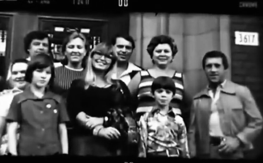 Скрин с х/ф Тайны советских миллионеров, семья Высоцкого