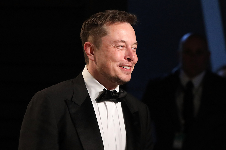 2. Илон Маск Состояние: $151 млрд

Изменение за год: +$126,4 млрд

Источник состояния: Tesla

Возраст: 49

Страна: США

Гендиректор Tesla Илон Маск за год совершил, пожалуй, самый потрясающий подъем в списке Forbes. В прошлом году он занимал 31-ю строчку рейтинга, но благодаря росту акций Tesla, которые в 2020 году прибавили к стоимости 720%, поднялся до второй позиции. В январе ненадолго он занял первую строчку обновляемого в реальном времени Forbes Real-Time. Затем первую строчку в списке вернул себе Безос. Маск оказался самым успешным миллиардером эпохи президентства Дональда Трампа. С 2016 по 2020 год его состояние выросло в 14 раз — больше, чем у кого-либо еще в мире.

В прошлом году акции Tesla росли на фоне уверенности Уолл-стрит в том, что переход промышленности в сторону электромобилей ускоряется. В конце 2020-го Tesla была добавлена в индекс S&P 500, рост акций подстегнул отчет Tesla за четвертый квартал 2020-го: компания превзошла ожидания аналитиков по выручке ($7,38 млрд) и второй квартал подряд закончила с прибылью ($105 млн). Кроме того, растут поставки автомобилей Tesla, в том числе благодаря новому заводу в Китае: Tesla продала свыше 112 000 машин, что стало лучшим результатом компании за всю историю.

Маск — крупнейший акционер Tesla. По данным американской Комиссии по ценным бумагам и биржам (SEC) на 31 декабря 2018 года, он прямо и косвенно владеет 38,6 млн акций Tesla (почти 22%). Ему также принадлежит доля в его частной компании SpaceX, которая оценивается в $12,5 млрд.