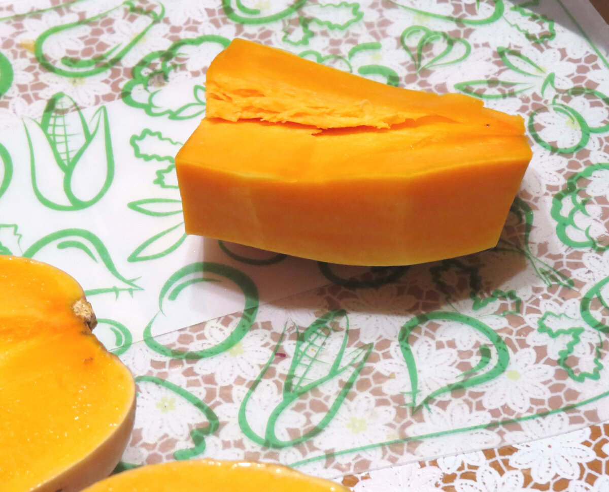 Режем тыкву на части