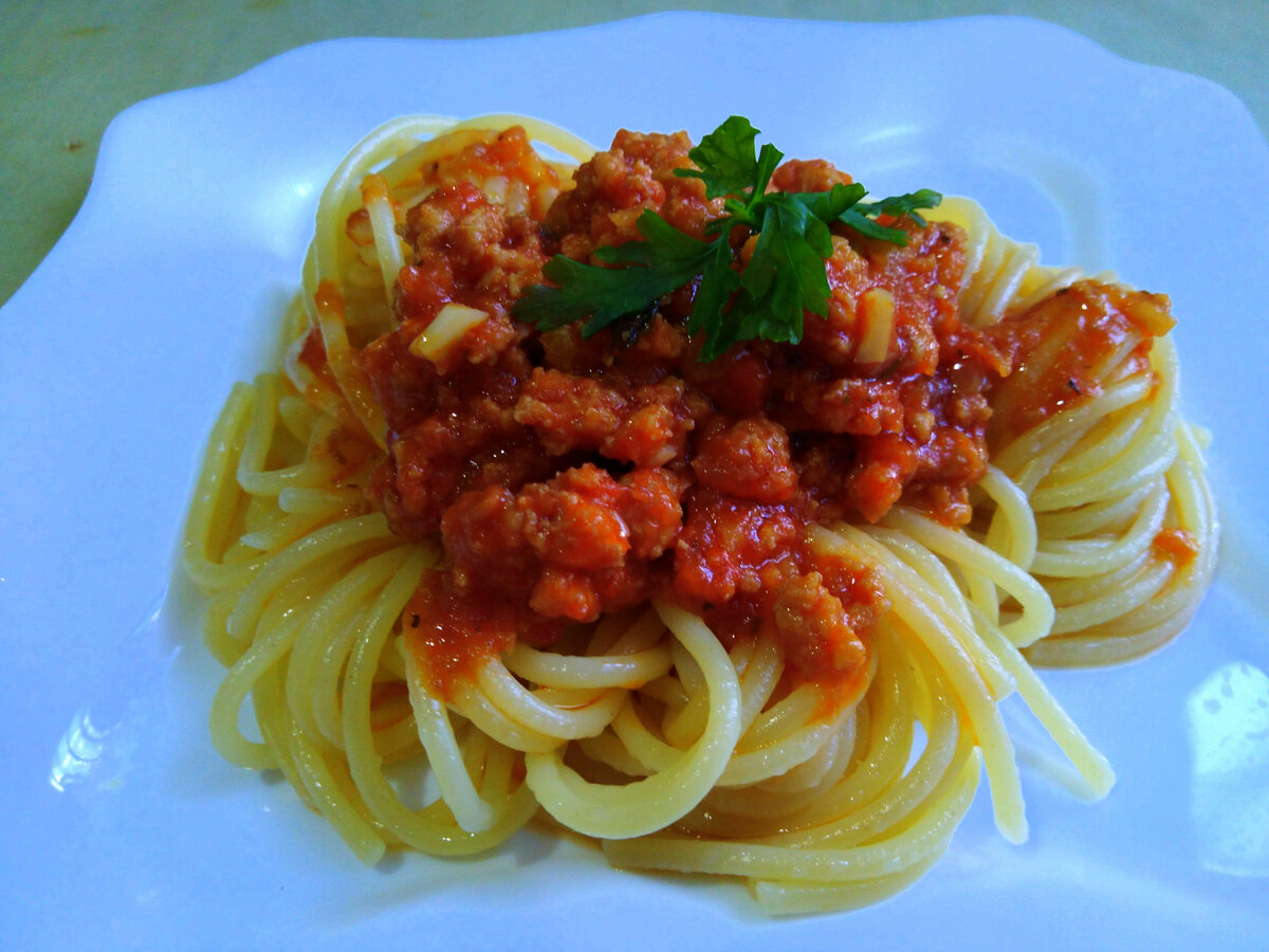 Спагетти с фаршем и томатной пастой в сковороде рецепт с фото