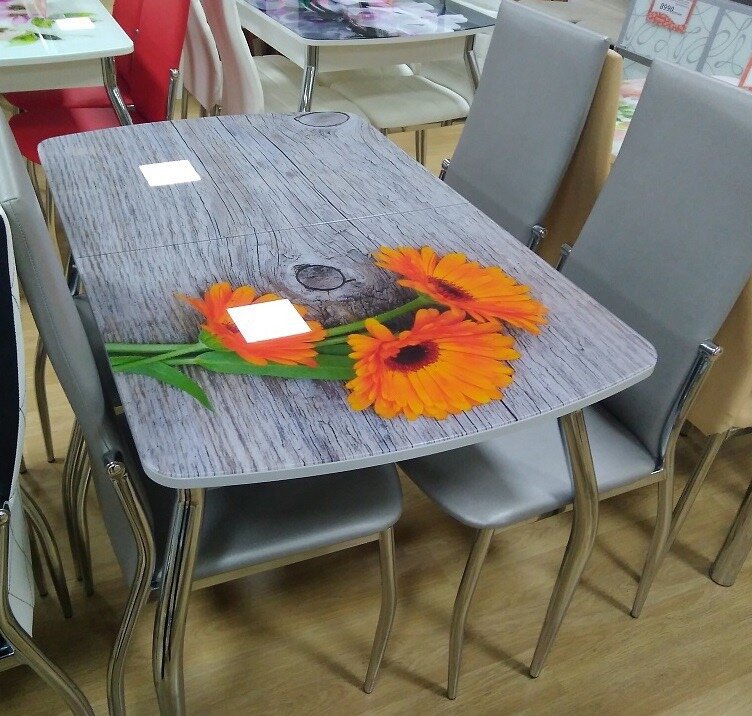 Стол обеденный с фотопечатью приемущество большое колличество различных картинок. Стекло на столе глянцевое