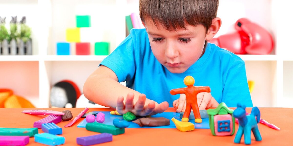 Поощряйте лепку. Она развивает координацию, воображение, мелкую моторику и снимает напряжения.