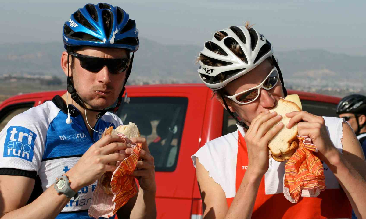 Велосипедист и лыжник. Дэйв Скотт триатлон. Велосипедист с едой. Питание велоспортсмена. Питание триатлонистов.