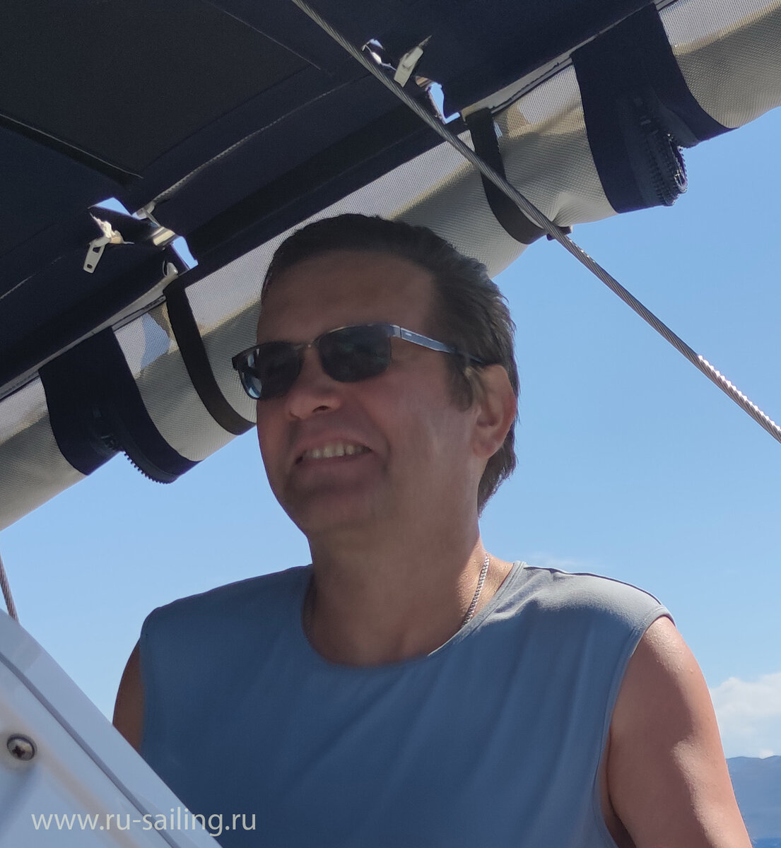 За штурвалом учебной яхты Dream.