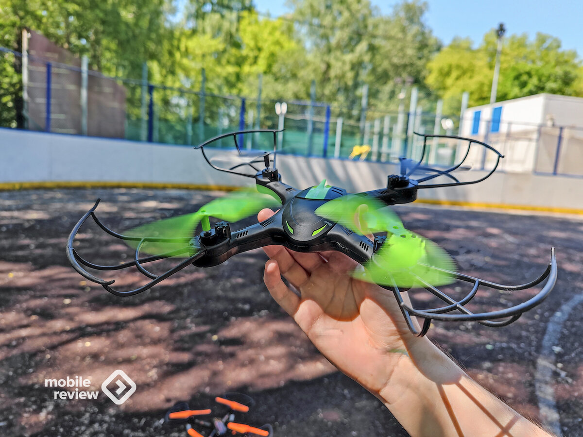 Бюджетный красавец. Вообще, в комплекте лежат ещё и ножки для дрона, но я их не стал цеплять, решив, что без них дрон смотрится симпатичнее.