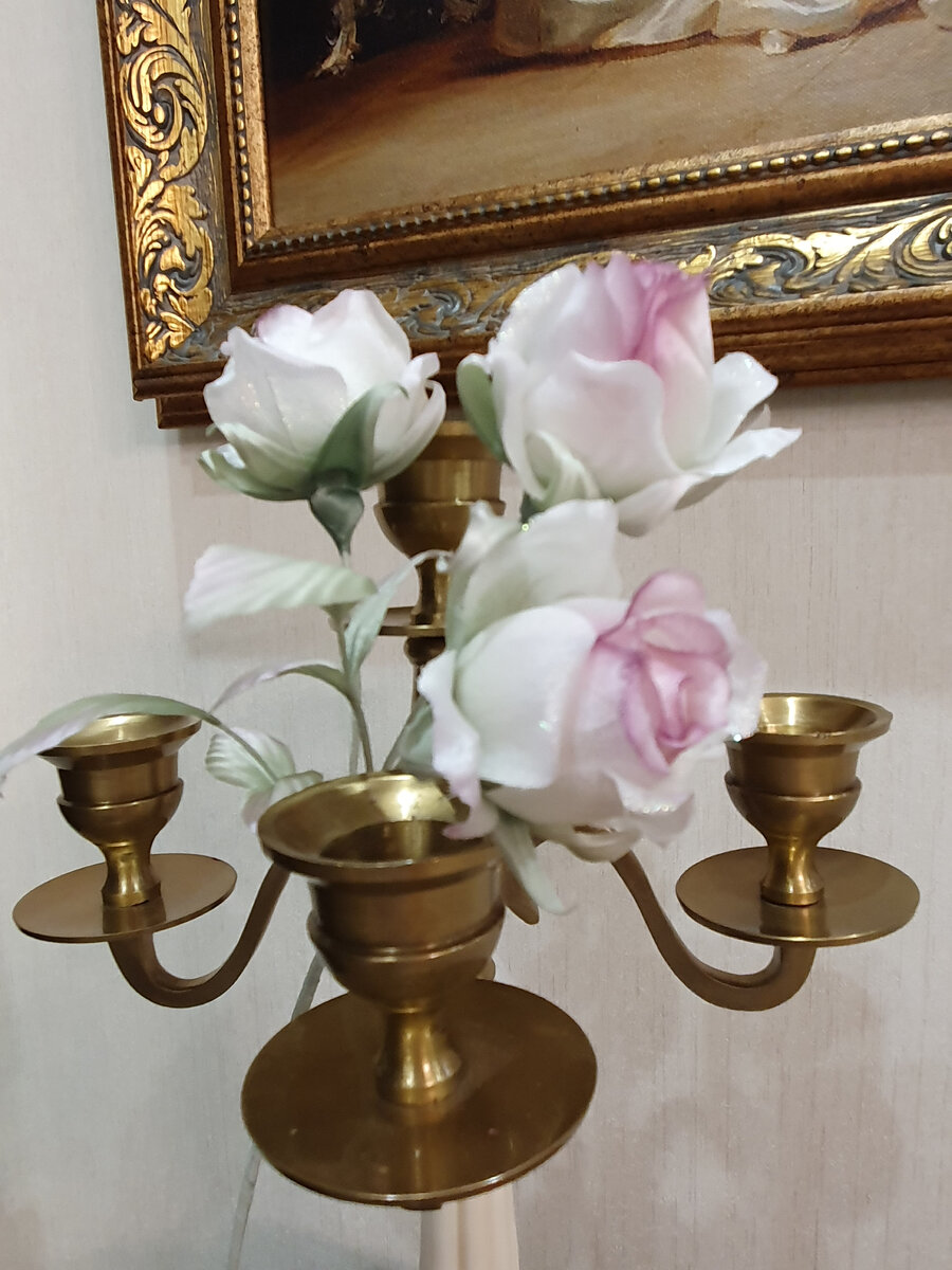 
Еще одно преимущество шелковых цветов: вы можете поставить их там, где вам хочется.
Так что опирайтесь на свое чувство прекрасного, но старайтесь соблюдать гармонию и единый стиль помещения.

Например, маленькие лавандовые букетики хорошо впишутся в интерьер в стиле прованс, а высокие розы или каллы подойдут для классического дизайна.

Ярким акцентом на кухне в средиземноморском стиле станут подсолнухи, а орхидея хорошо дополнит интерьер стильной ванной комнаты.

Искать идеи можно у меня на страничке или в интернете. Благо сейчас их очень много.

Невероятная красота в цветах из шёлка. Украсьте свой дом ими и мир станет иным.

Розы из моего букета из шёлка.
"Сакура".
Ручная работа.