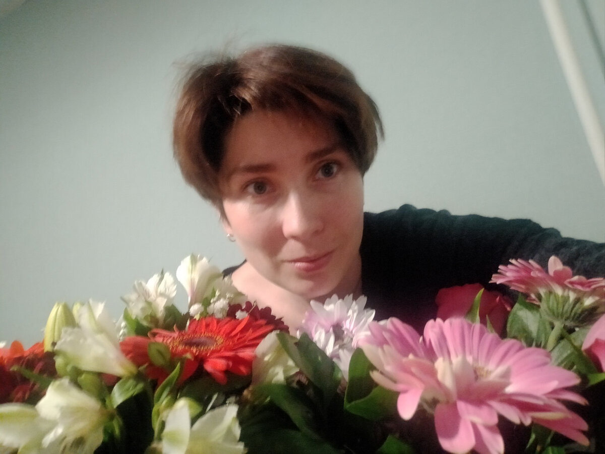 Вчера отметила 36-летие. Предпочитаю смотреть на жизнь трезвым и критическим взглядом даже через охапки цветов