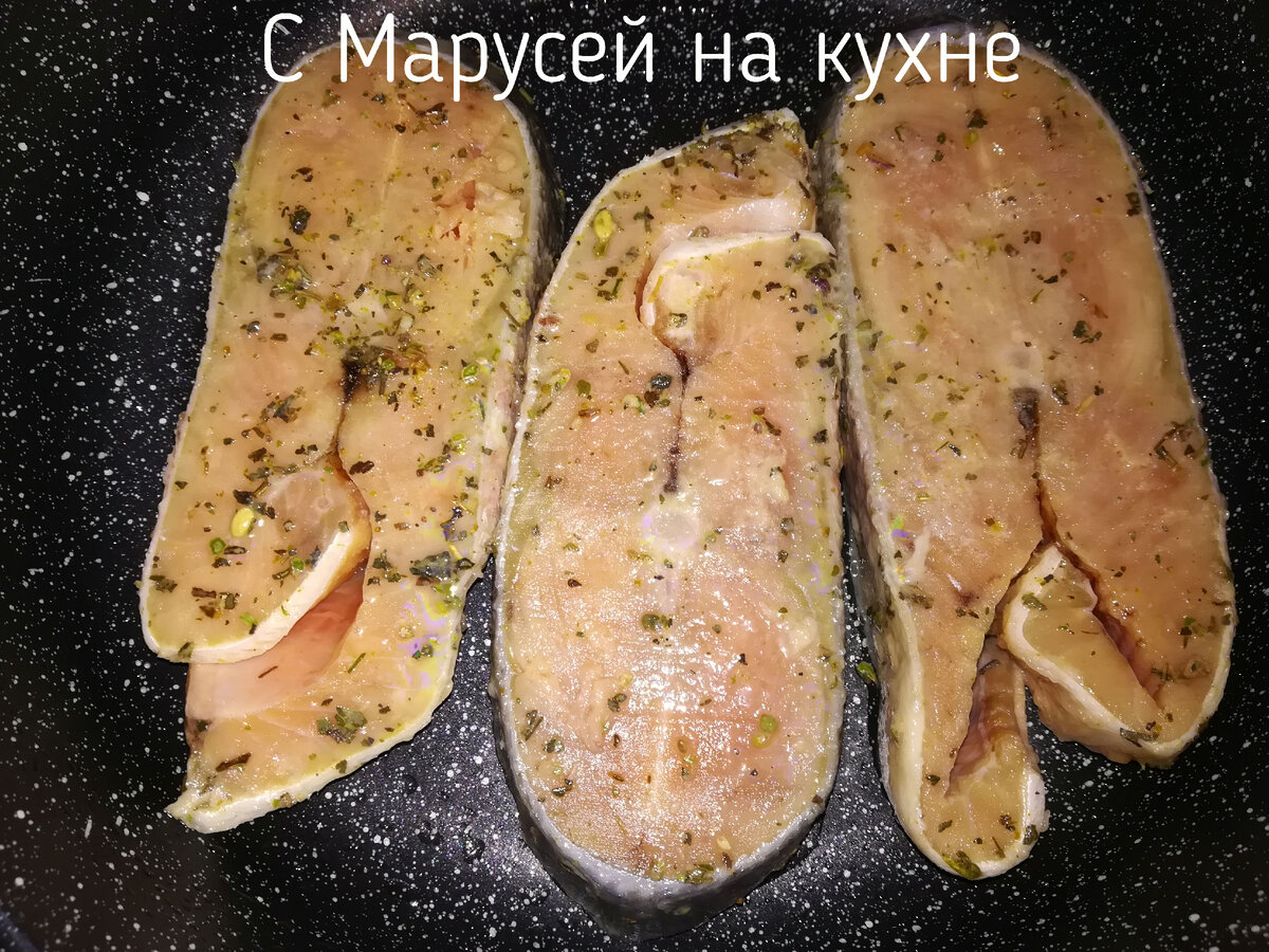 Стейки кеты с помидорами и луком, жареные на сковороде. | С Марусей на  кухне | Дзен