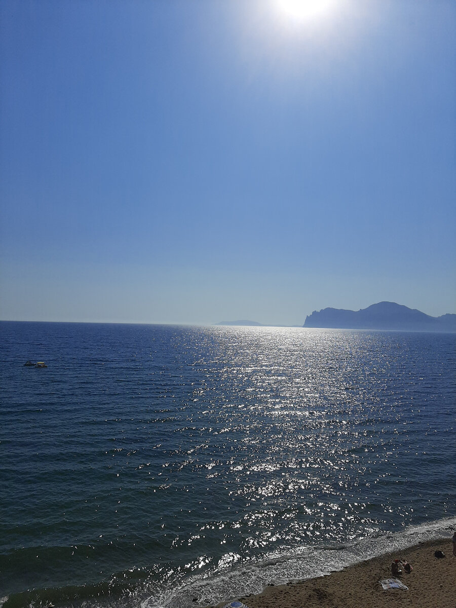 Цвет Черного моря всегда разный - от бирюзового в штиль до черного в шторм.