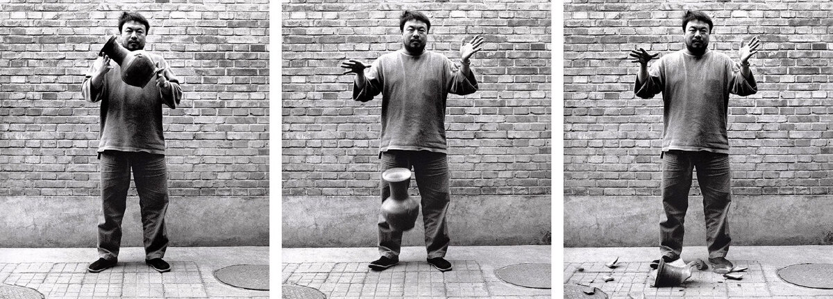 Современный китайский художник Ай Вэй-вэй устраивает перформанс, разбивая драгоценную вазу эпохи Хань  