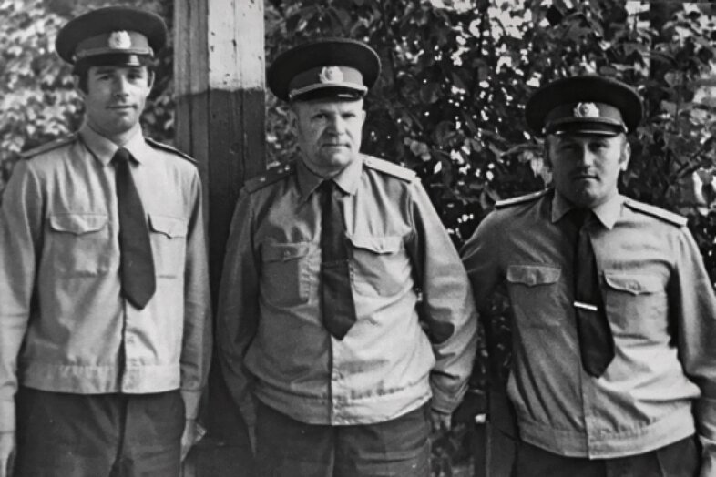 Наш наиболее авторитетный наставник-фронтовик старший участковый инспектор А.Г.Цаплин (в центре) обучил и воспитал за свою почти 40-летнюю милицейскую карьеру не один десяток профессионалов. Таких, как Н.И.Богдашов и В.П.Ошкуков. Начало 80-ых. Фото из личного архива автора.
