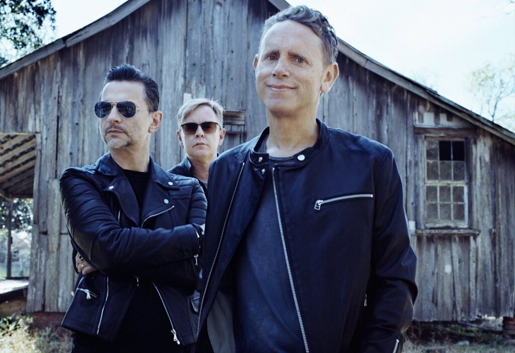 Depeche Mode позируют на фоне вполне знакомого дома.