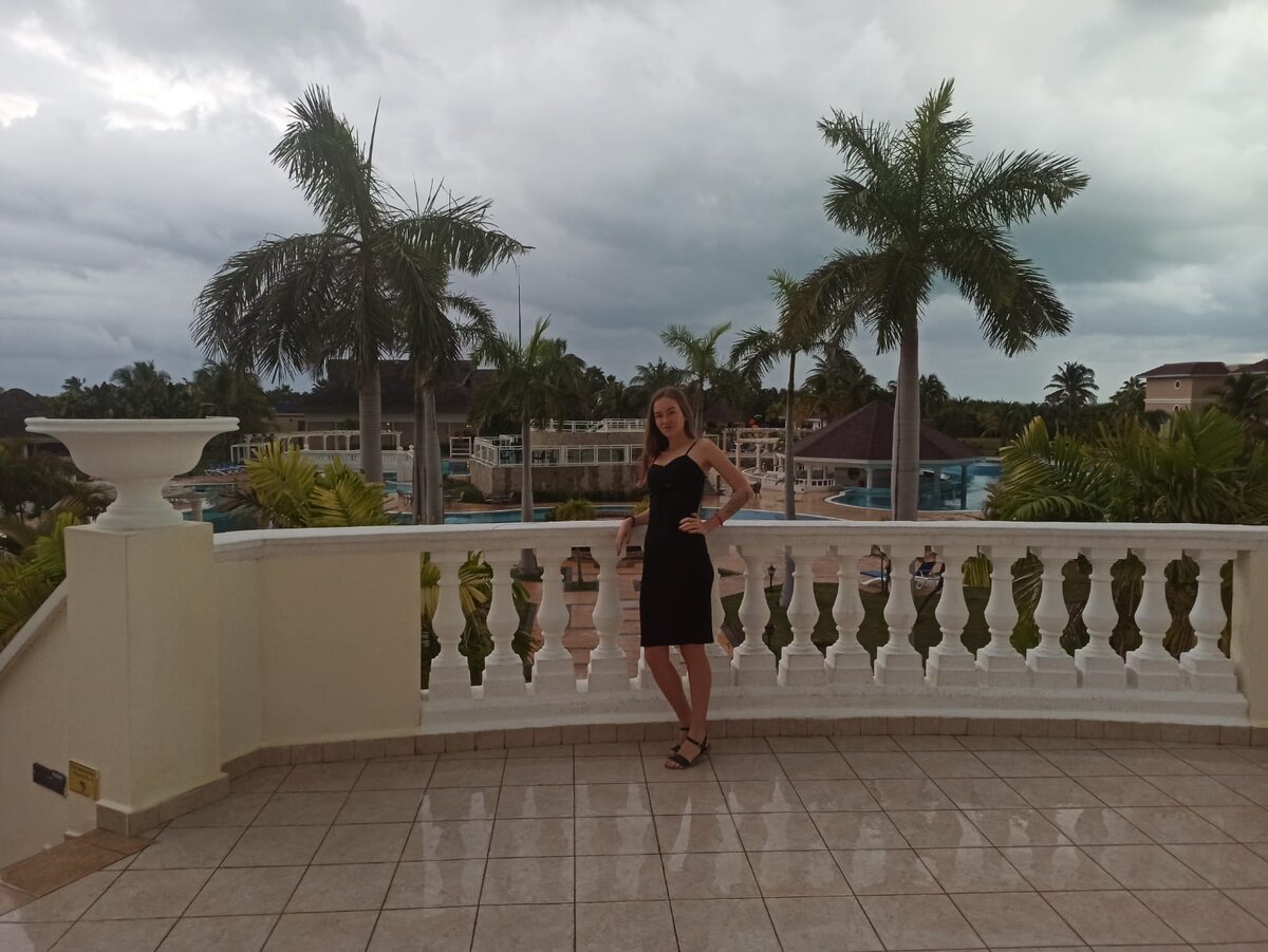 Отель в очень хорошем состоянии. Для фото я сняла куртку и отдала мужу. Сразу после фото я надену ее обратно и мы пойдем дальше)