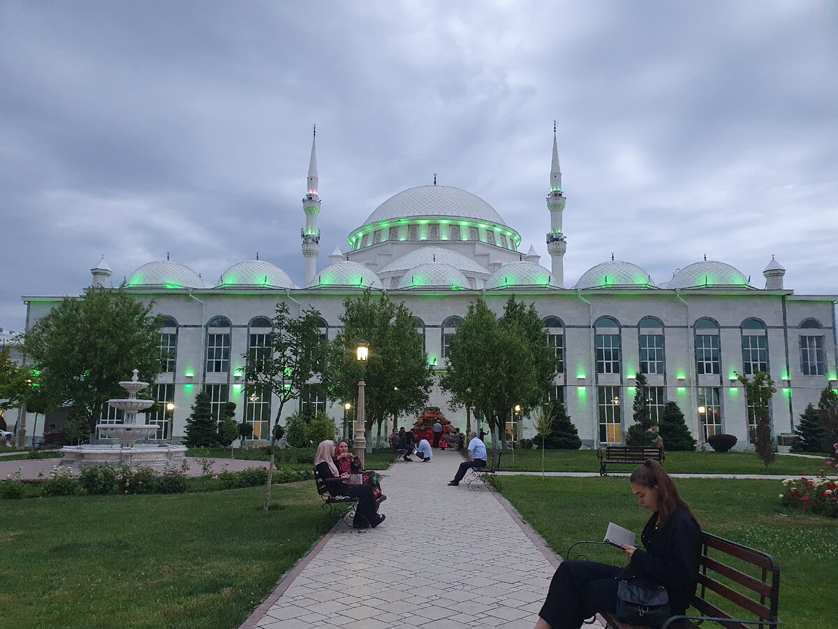 Поищите в интернете расписание намаза, и приходите когда минареты зовут на молитву. Они здесь не вопят дурным голосом, как в большинстве мечетей, а очень красиво  поют.