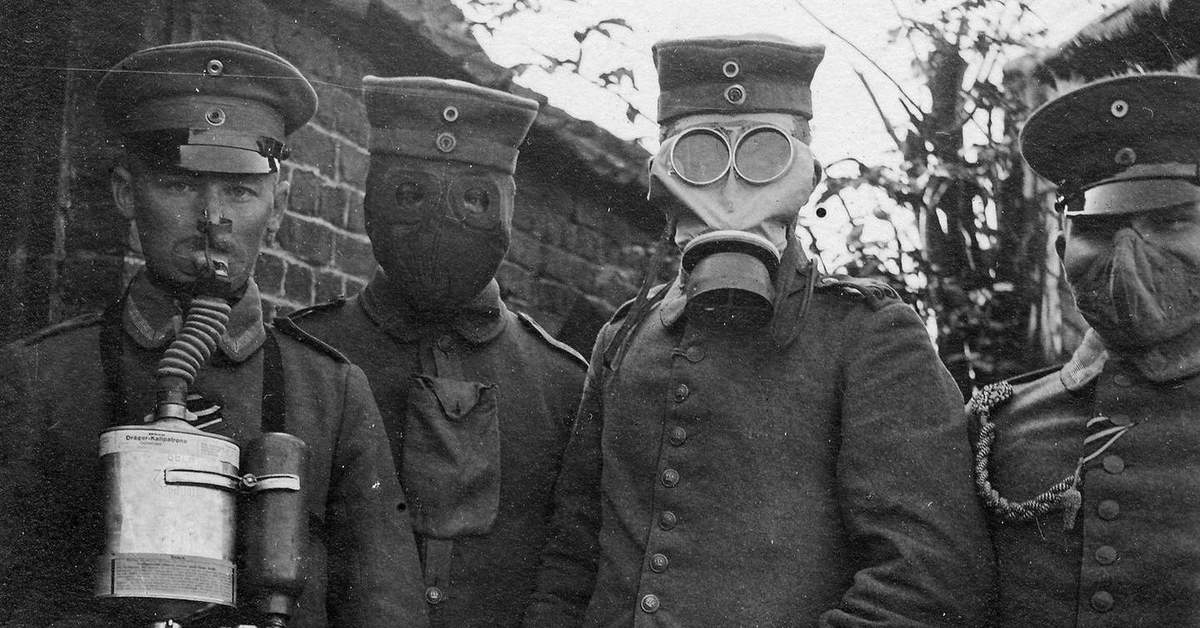 Все в противогазах. Советские войска были готовы к бомбежке, но требования по ношению не особо выполнялись. 