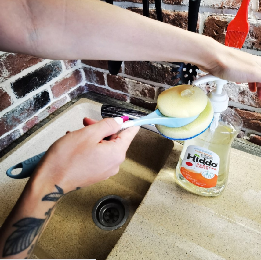 В состав средства для мытья посуды Hiddo входит витамин Е. Он ухаживает за кожей рук и бережет от шелушения 