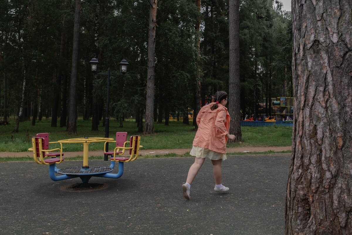 Алена играет на детской площадке