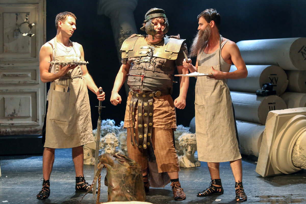 Фото со спектакля "Ромул Великий" театра на Васильевском. Источник - сайт театра.