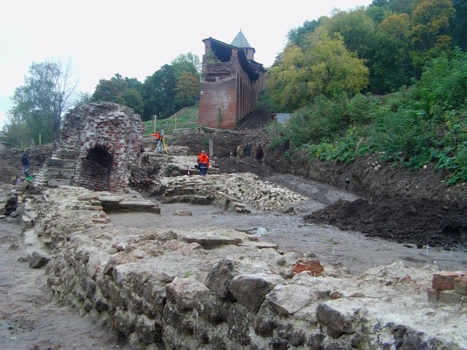  9 октября 2011 г. Удалось выяснить, что там с "воротами невеликими". Плохо дело. Навесили железную дверь, как себе в гараж.-17