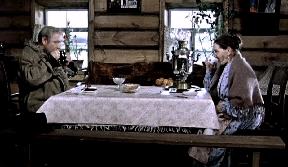 Ролан Быков в роли  домового Шишка и Евдокия Алексеева в роли бабушки, кадр из фильма сказки "Деревня Утка" 1976 г.