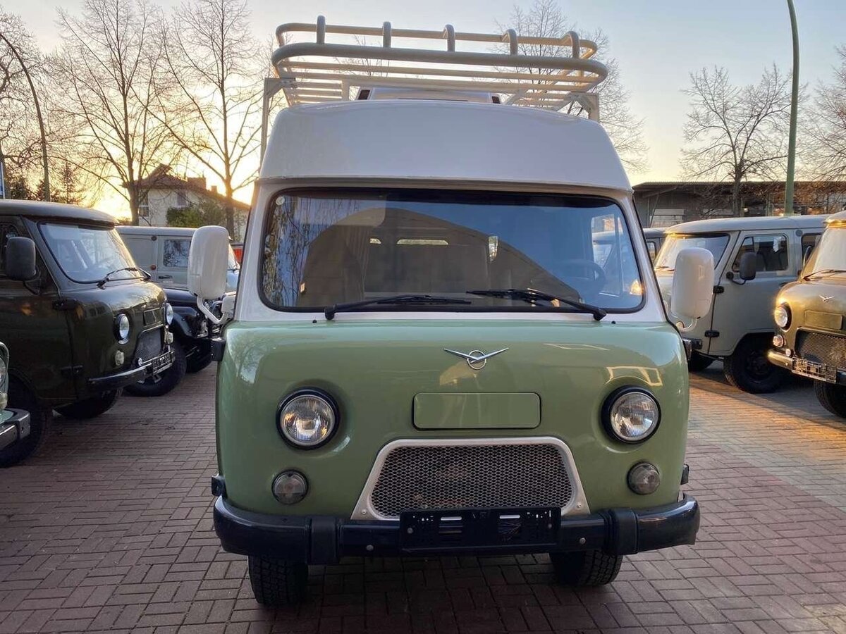 Сочетание белого и оливкового цветов часто встречается в эксклюзивных версиях. Фото uaz-berlin.com