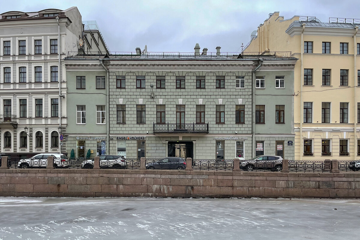 Но чуть больше чем 100 лет назад во дворе его кипела светская жизнь.