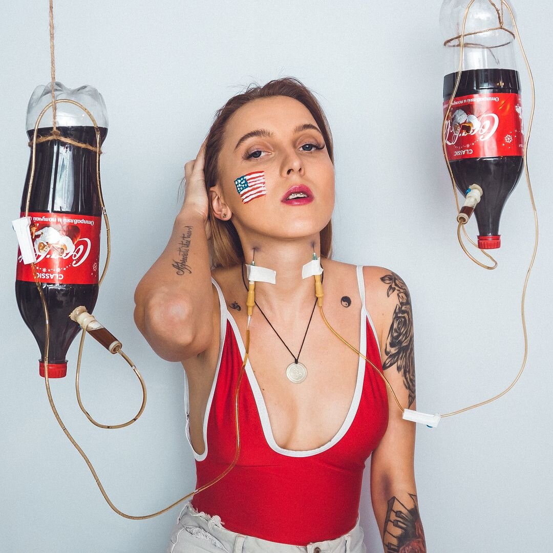 Было сложно сидеть с иголками у шеи.