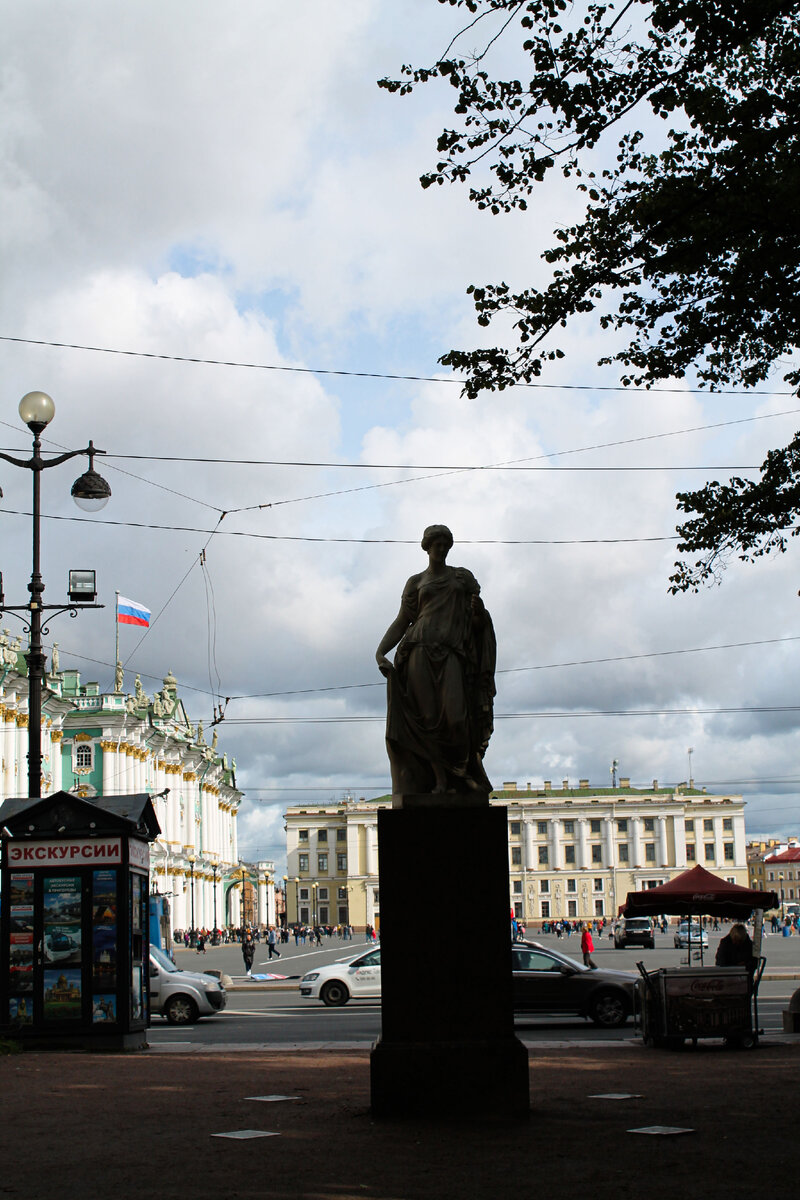 Вид на Эрмитаж и Дворцовую площадь.Личное фото автора.
